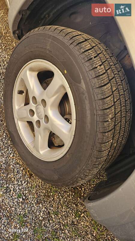 Позашляховик / Кросовер Toyota RAV4 2006 в Чернівцях