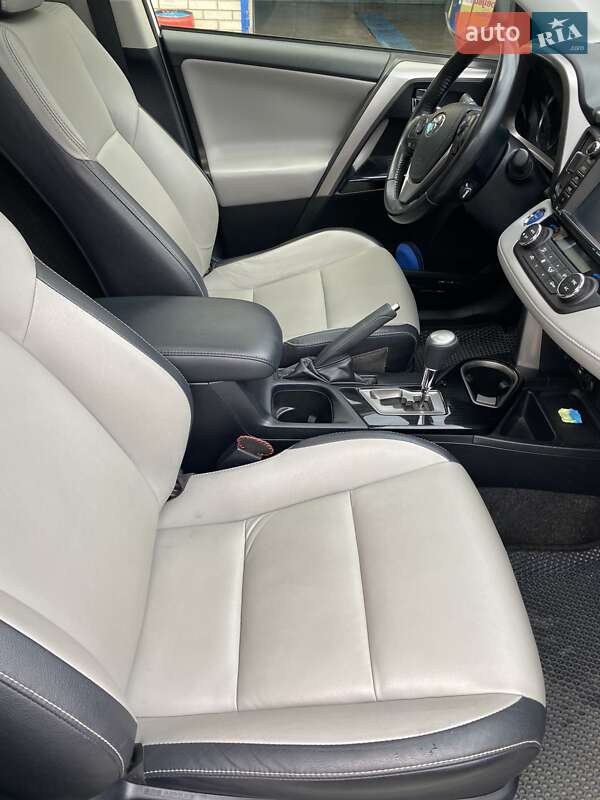 Позашляховик / Кросовер Toyota RAV4 2018 в Долині