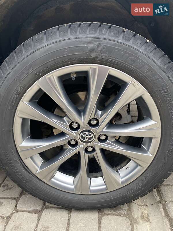 Позашляховик / Кросовер Toyota RAV4 2018 в Долині