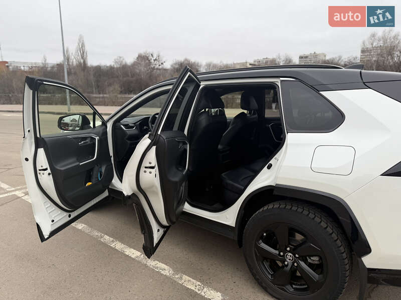 Позашляховик / Кросовер Toyota RAV4 2020 в Сумах