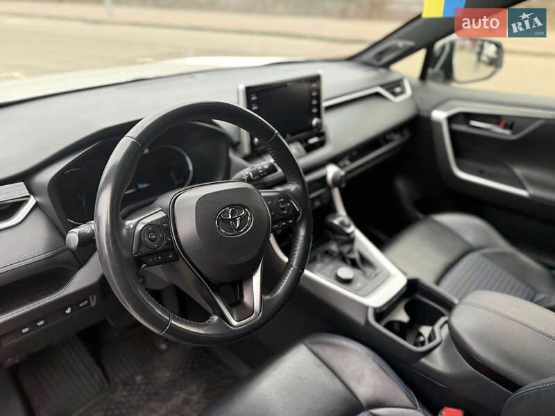 Позашляховик / Кросовер Toyota RAV4 2020 в Сумах
