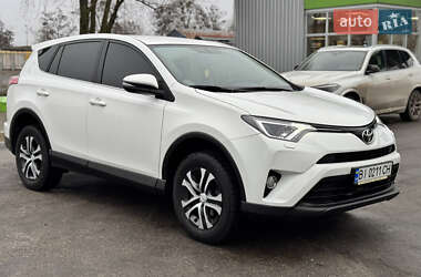Внедорожник / Кроссовер Toyota RAV4 2016 в 
