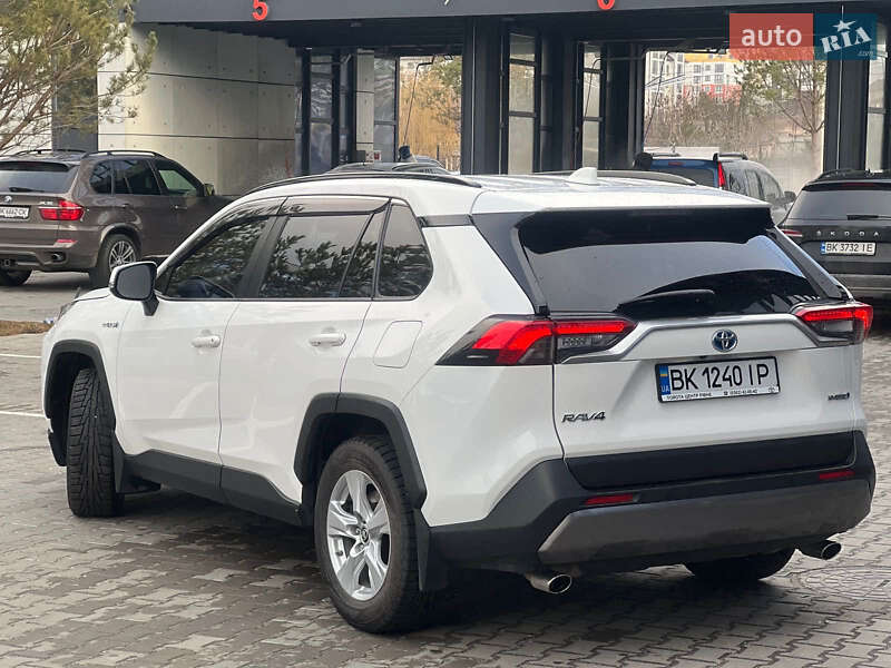Позашляховик / Кросовер Toyota RAV4 2020 в Рокитному