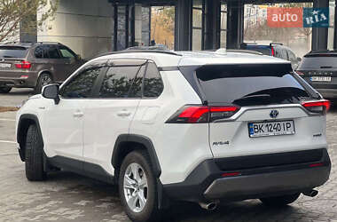 Позашляховик / Кросовер Toyota RAV4 2020 в Рокитному