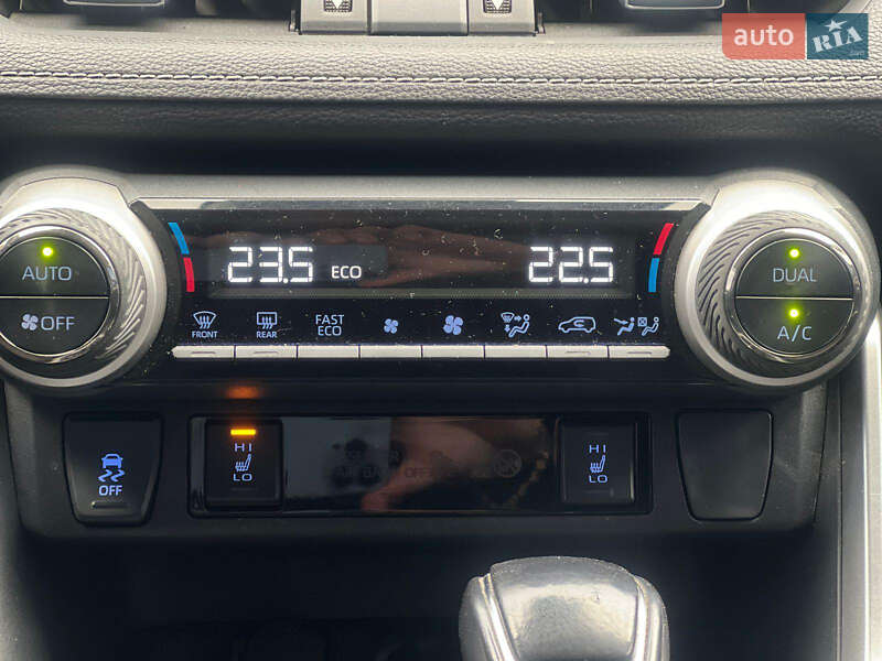 Позашляховик / Кросовер Toyota RAV4 2020 в Рокитному