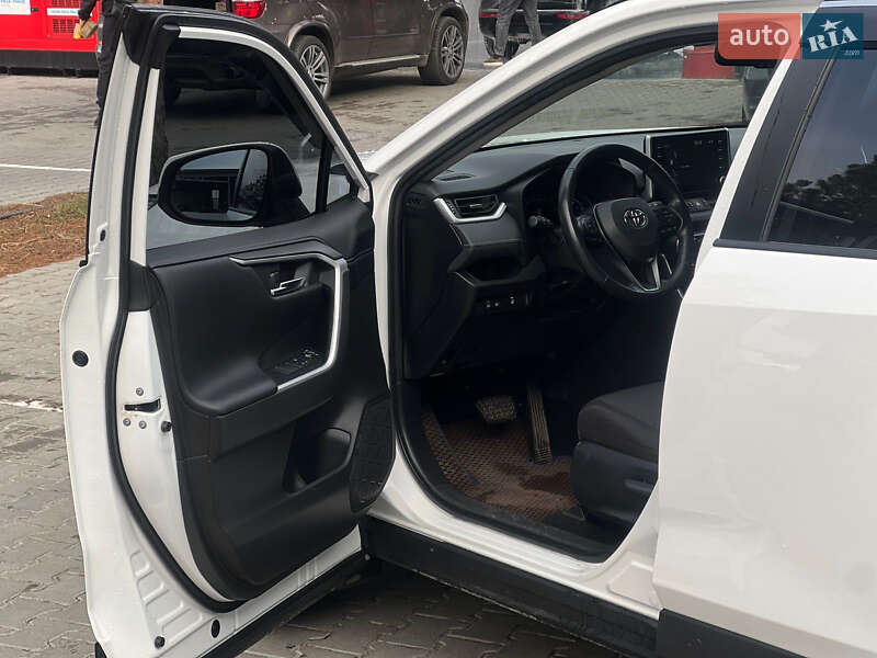 Позашляховик / Кросовер Toyota RAV4 2020 в Рокитному