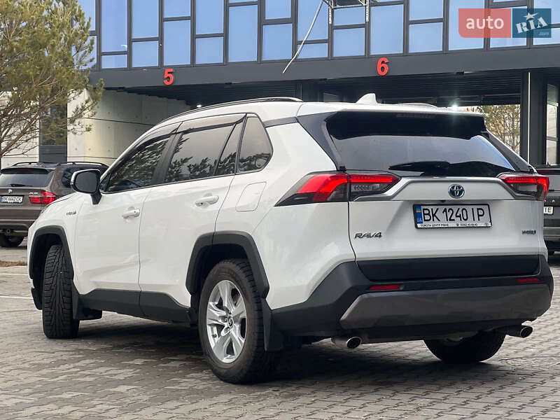 Позашляховик / Кросовер Toyota RAV4 2020 в Рокитному