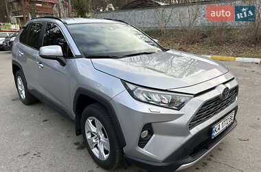 Позашляховик / Кросовер Toyota RAV4 2020 в Бучі