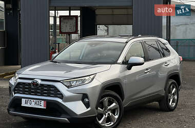 Внедорожник / Кроссовер Toyota RAV4 2019 в Ужгороде