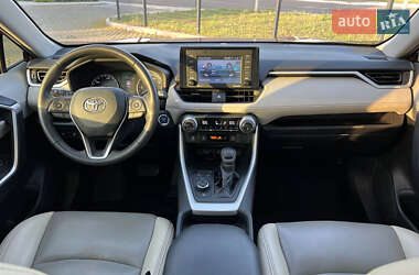 Позашляховик / Кросовер Toyota RAV4 2020 в 