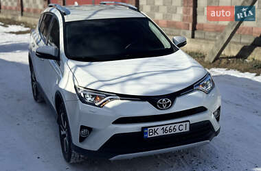 Позашляховик / Кросовер Toyota RAV4 2016 в 