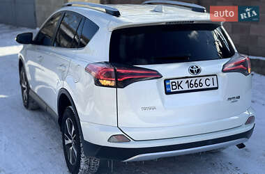 Позашляховик / Кросовер Toyota RAV4 2016 в 