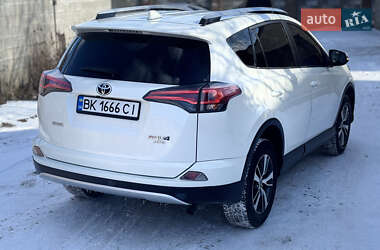 Позашляховик / Кросовер Toyota RAV4 2016 в 