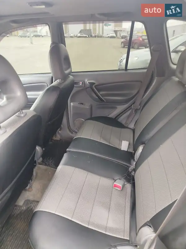 Внедорожник / Кроссовер Toyota RAV4 2002 в 
