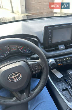 Внедорожник / Кроссовер Toyota RAV4 2019 в 