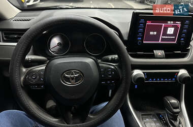 Внедорожник / Кроссовер Toyota RAV4 2019 в 
