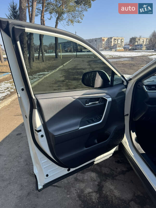 Внедорожник / Кроссовер Toyota RAV4 2019 в Сумах