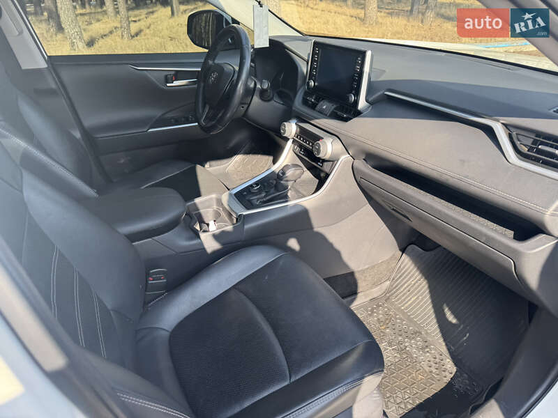 Внедорожник / Кроссовер Toyota RAV4 2019 в Сумах