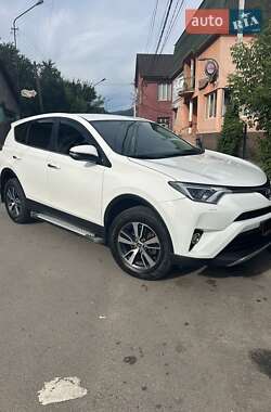 Внедорожник / Кроссовер Toyota RAV4 2017 в 