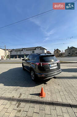 Внедорожник / Кроссовер Toyota RAV4 2017 в 