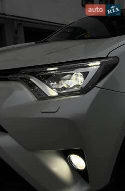 Внедорожник / Кроссовер Toyota RAV4 2016 в 