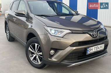 Внедорожник / Кроссовер Toyota RAV4 2017 в 