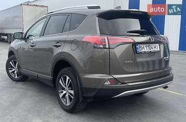 Внедорожник / Кроссовер Toyota RAV4 2017 в 