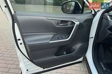 Внедорожник / Кроссовер Toyota RAV4 2021 в 