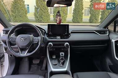 Внедорожник / Кроссовер Toyota RAV4 2021 в 
