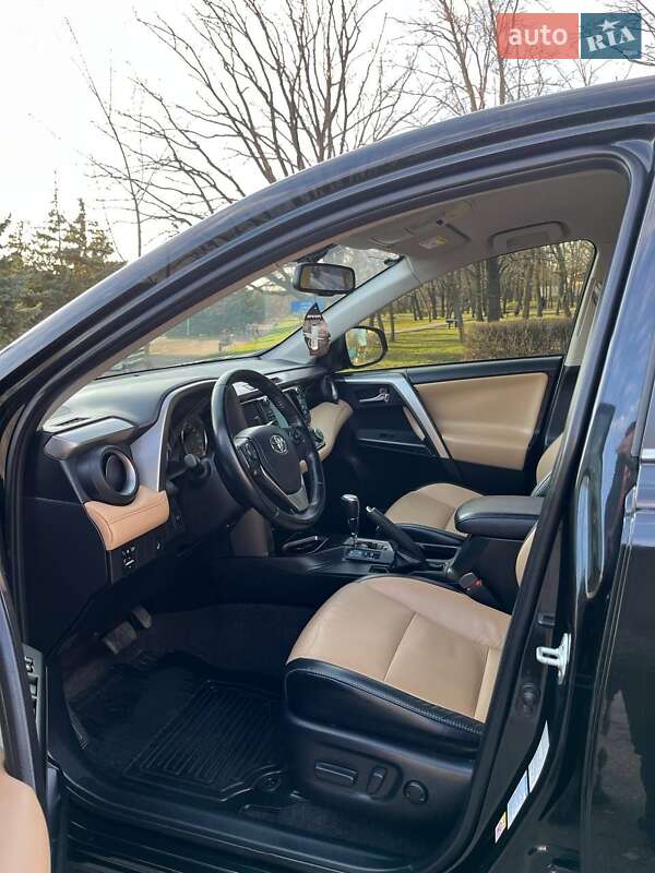 Позашляховик / Кросовер Toyota RAV4 2017 в Южноукраїнську
