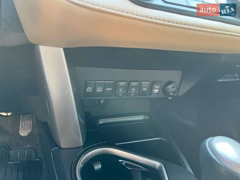 Позашляховик / Кросовер Toyota RAV4 2017 в Южноукраїнську
