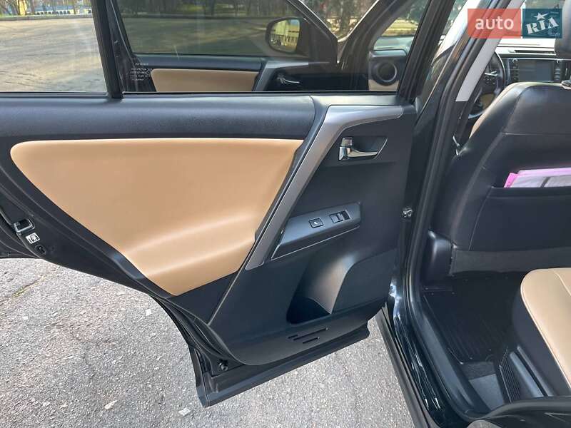 Позашляховик / Кросовер Toyota RAV4 2017 в Южноукраїнську