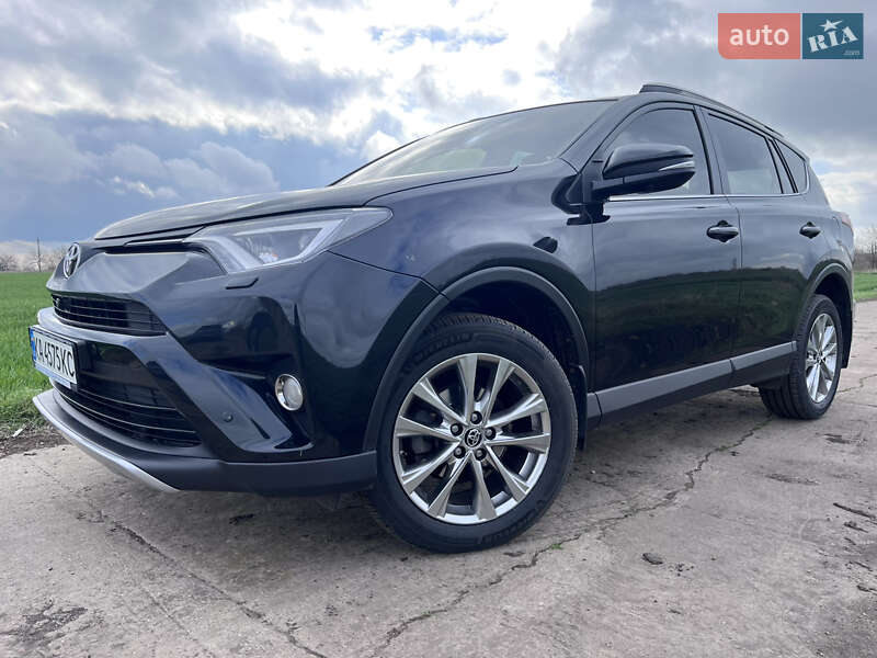 Позашляховик / Кросовер Toyota RAV4 2017 в 