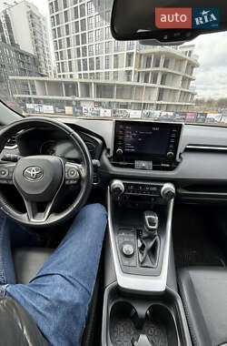 Внедорожник / Кроссовер Toyota RAV4 2019 в 