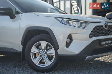 Позашляховик / Кросовер Toyota RAV4 2020 в 