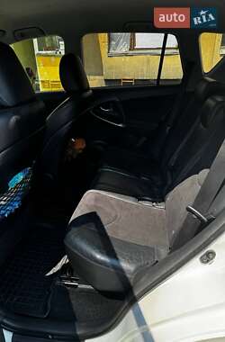 Позашляховик / Кросовер Toyota RAV4 2012 в 