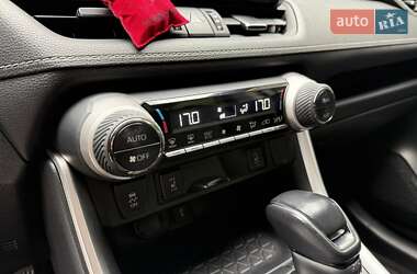 Внедорожник / Кроссовер Toyota RAV4 2019 в 