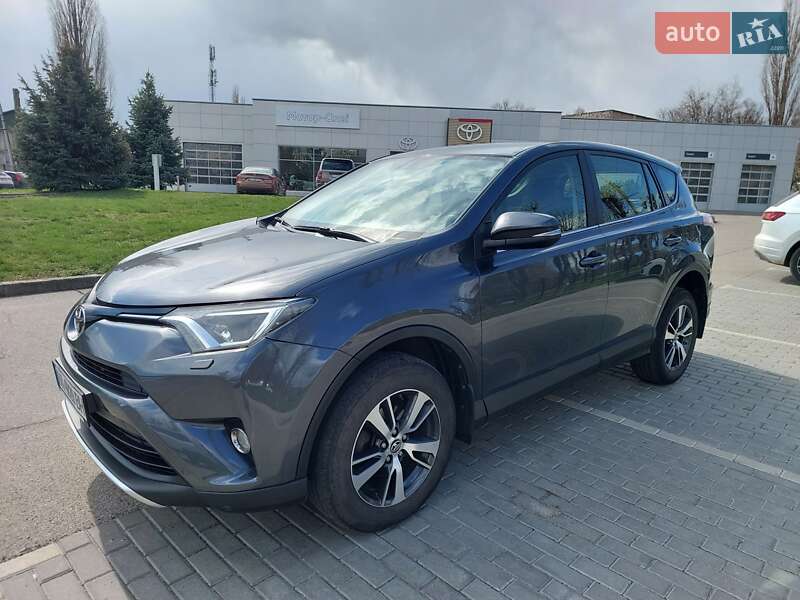 Внедорожник / Кроссовер Toyota RAV4 2015 в 