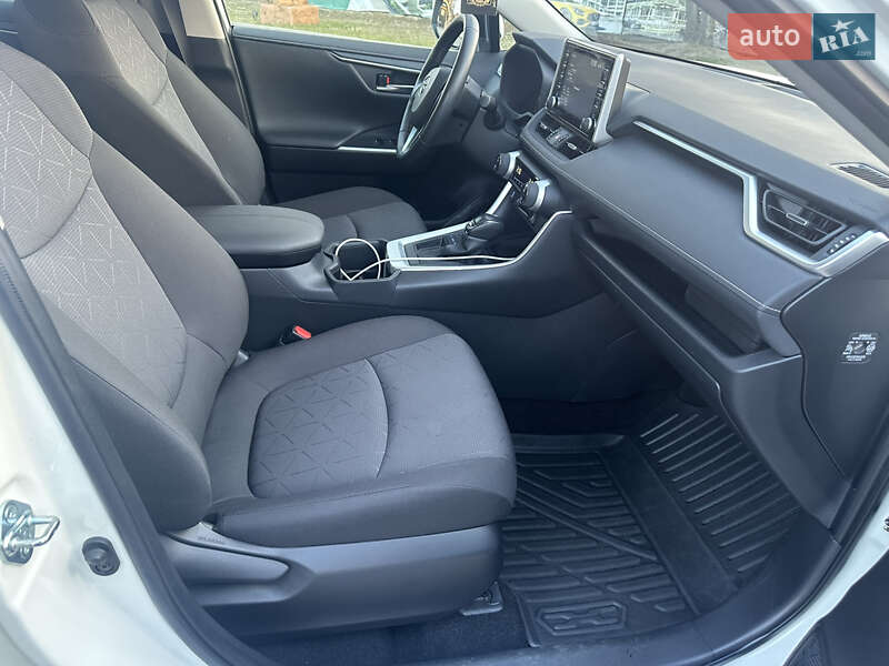 Позашляховик / Кросовер Toyota RAV4 2022 в Тячеві