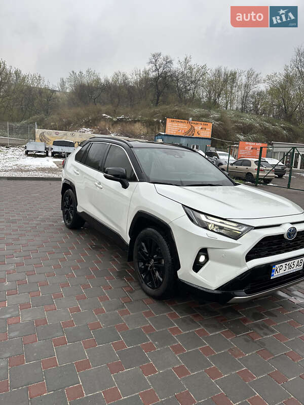 Позашляховик / Кросовер Toyota RAV4 2024 в 