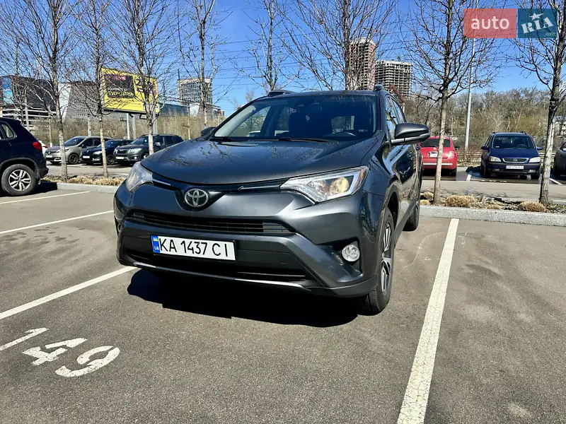 Внедорожник / Кроссовер Toyota RAV4 2018 в 