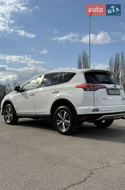 Внедорожник / Кроссовер Toyota RAV4 2016 в 