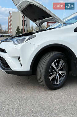 Внедорожник / Кроссовер Toyota RAV4 2016 в 