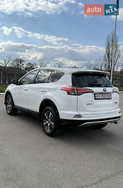 Внедорожник / Кроссовер Toyota RAV4 2016 в 