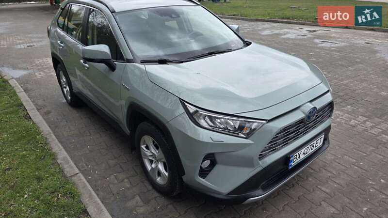 Позашляховик / Кросовер Toyota RAV4 2021 в 