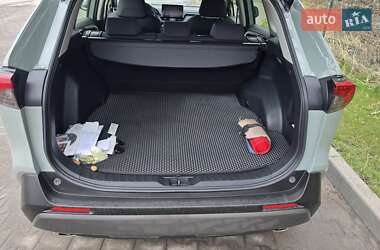 Позашляховик / Кросовер Toyota RAV4 2021 в 