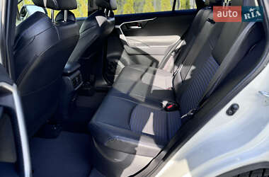 Позашляховик / Кросовер Toyota RAV4 2019 в 