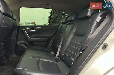 Внедорожник / Кроссовер Toyota RAV4 2019 в 