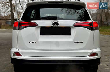 Внедорожник / Кроссовер Toyota RAV4 2016 в 