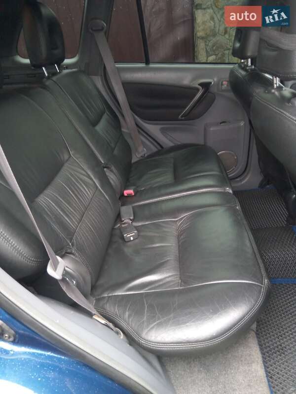 Внедорожник / Кроссовер Toyota RAV4 2002 в Сарнах